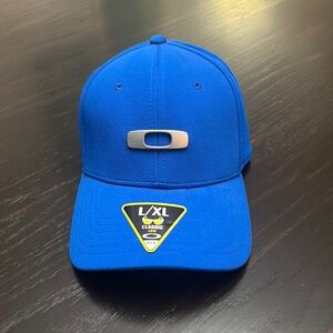 NWT Oakley fitted Cap